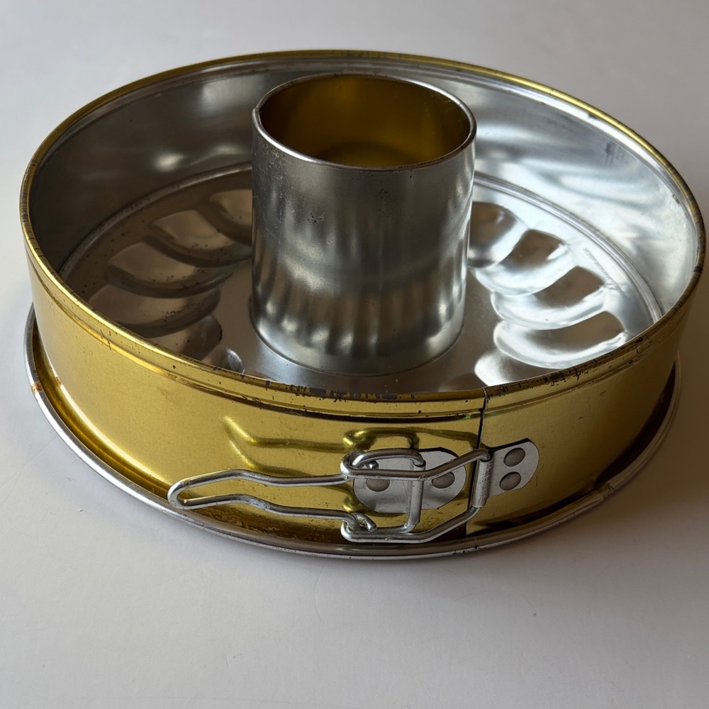 Vintage Action Industries Brazil Springform Angel Food Cake Pan - 9” Gold/Silver